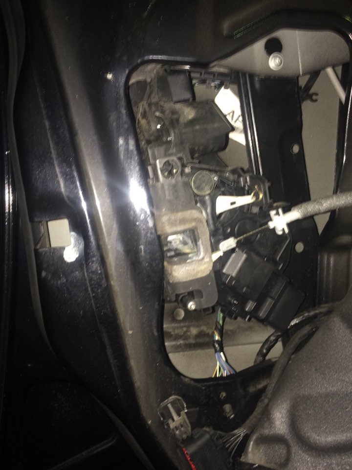 Разборка водительской двери — Ford Mondeo IV, 2 л, 2012 года | своими ...