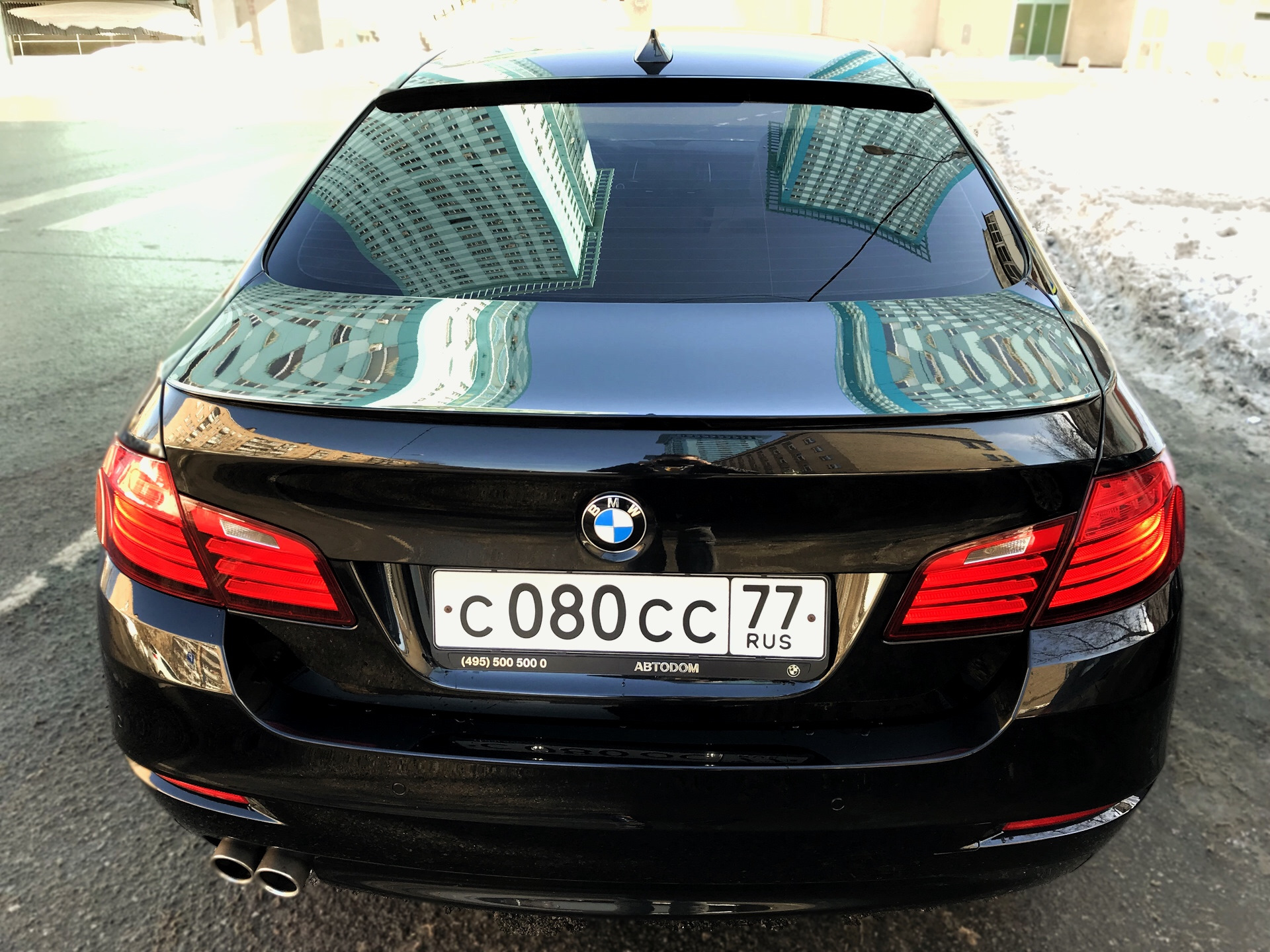 Заднее стекло. BMW f10 заднее стекло. BMW f10 спойлер м5. BMW f10 сзади. BMW f10 Rear Spoiler.