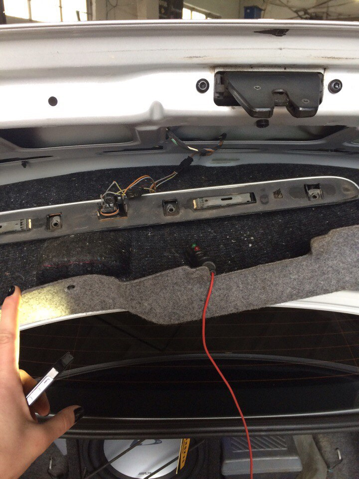 Не работает багажник бмв. Кнопка багажника БМВ е46. Кнопка багажника БМВ е90. Задняя панель багажника БМВ е46. БМВ Е 60 аварийное открывание багажника изнутри.