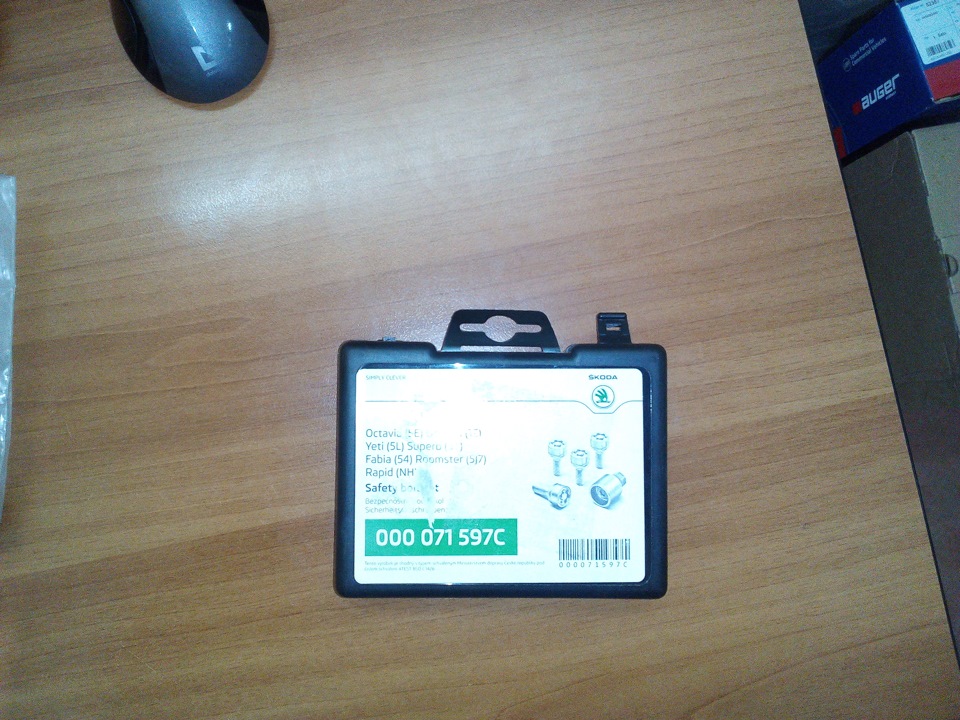 Установка амортизаторов капота + секретки на колеса. — Skoda Octavia A7 ...