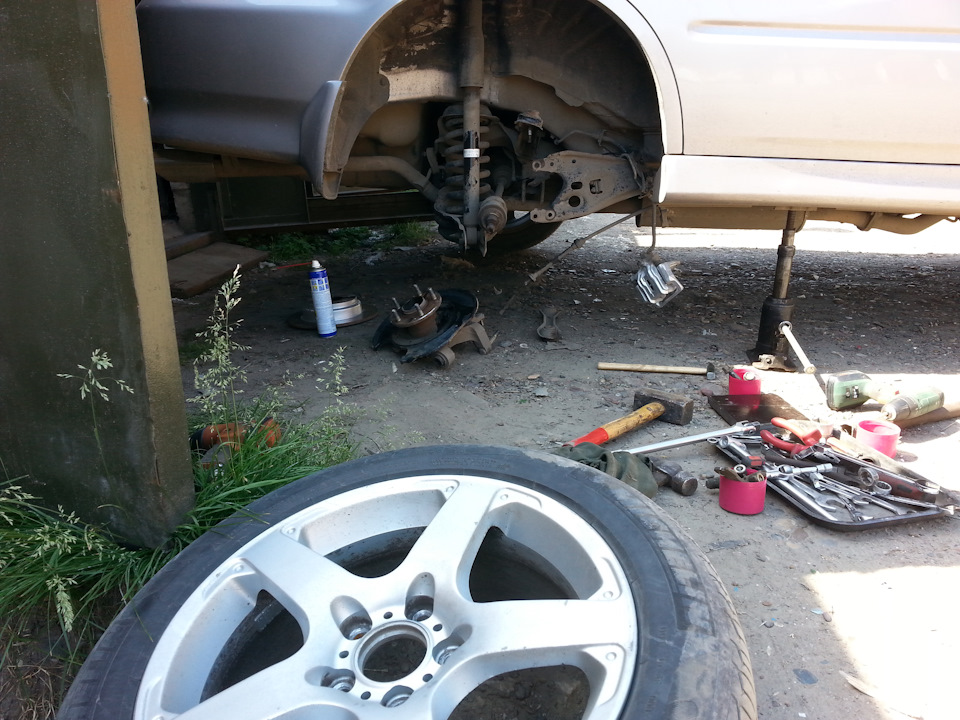 Замена заднего правого ступичного подшипника, подтяжка ножника ...