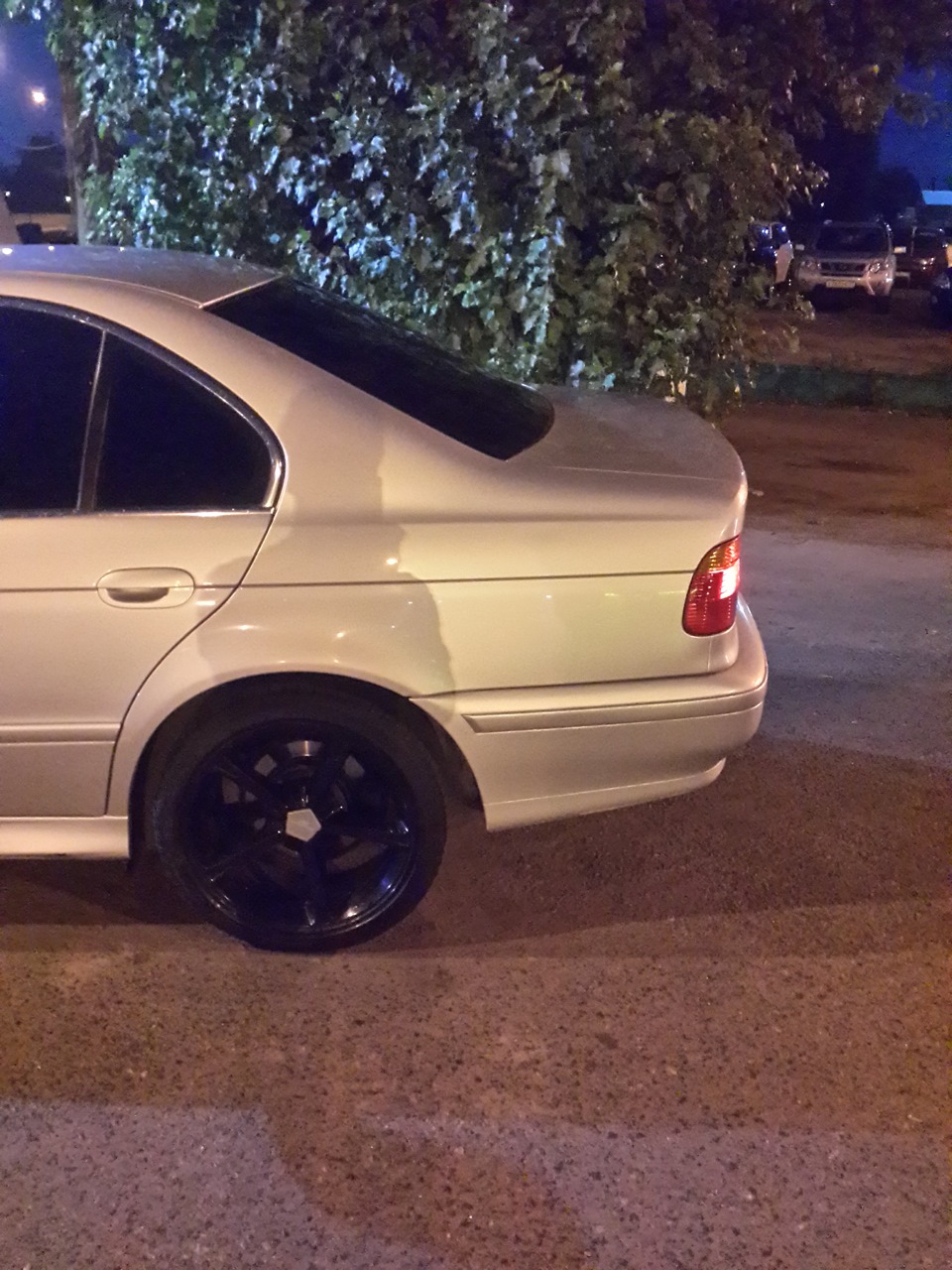 Помыл красавицу и пофотал на шиномонтаже.Погнул диск =( — BMW 5 series ...