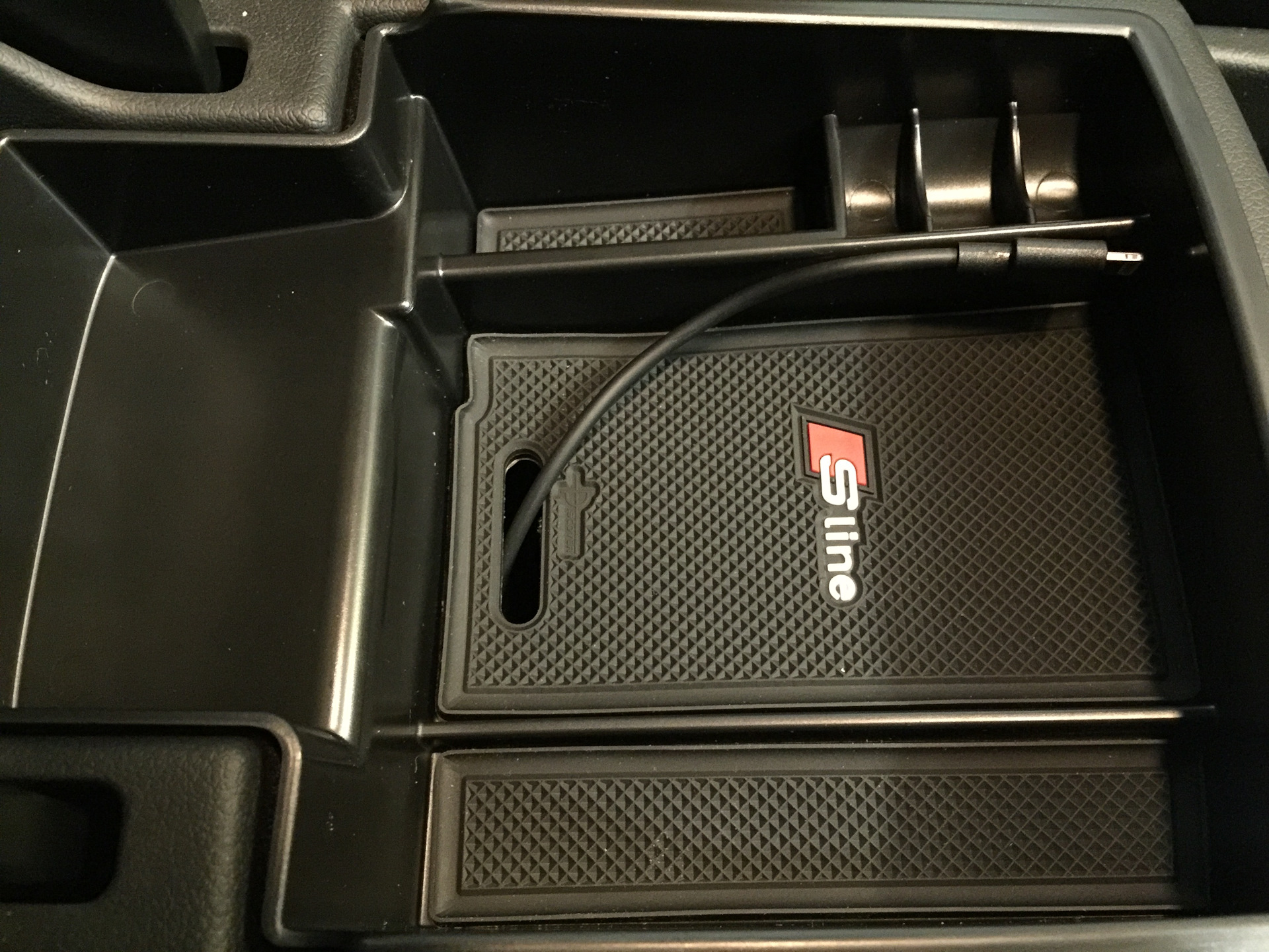 Passat b6 usb в подлокотник. Подлокотник passat b6. Вставки в подлокотник. Подлокотник фольксваген пассат б6. Органайзер в подлокотник для range rover sport 2014.