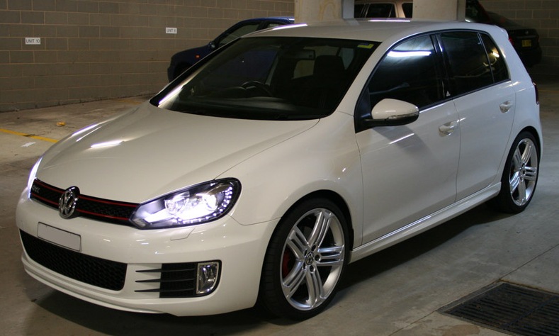 Candy white. Golf 6 GTI серебристый. VW Golf GTI 2014 Headlights. Golf 6 GTI серебристый сзади. VW Golf mk6 светодиоды.