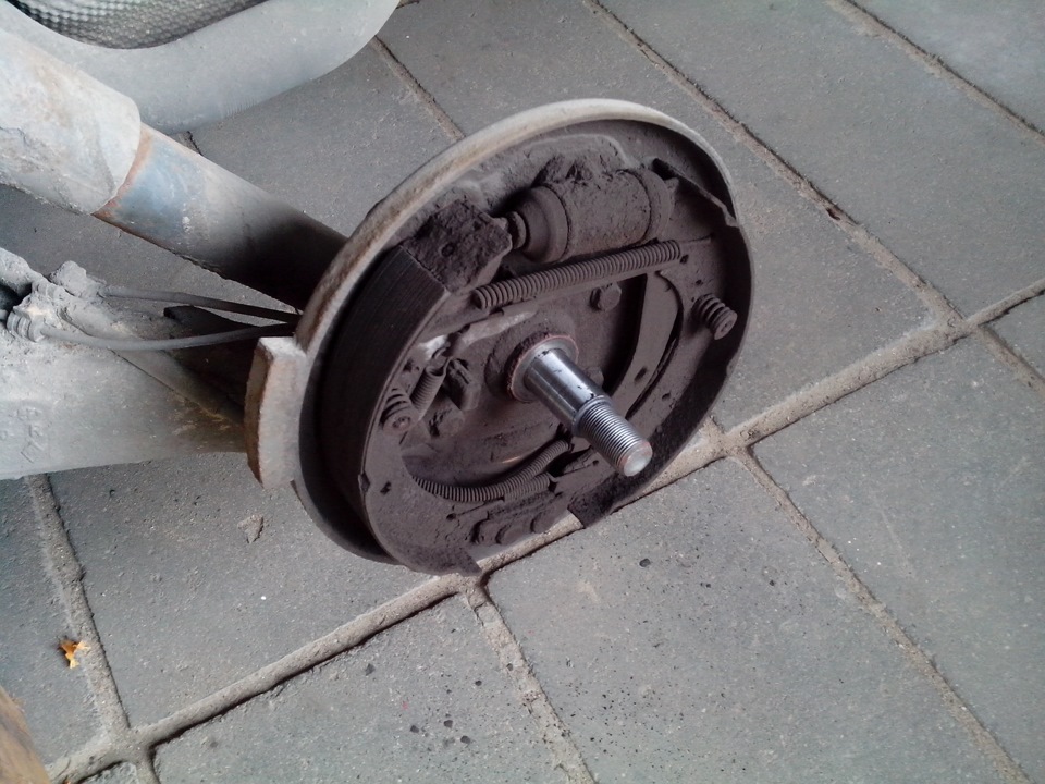 Замена задних барабанов и тормозных цилиндров Рено 19 - Renault 19, 1,7 л, 1992 