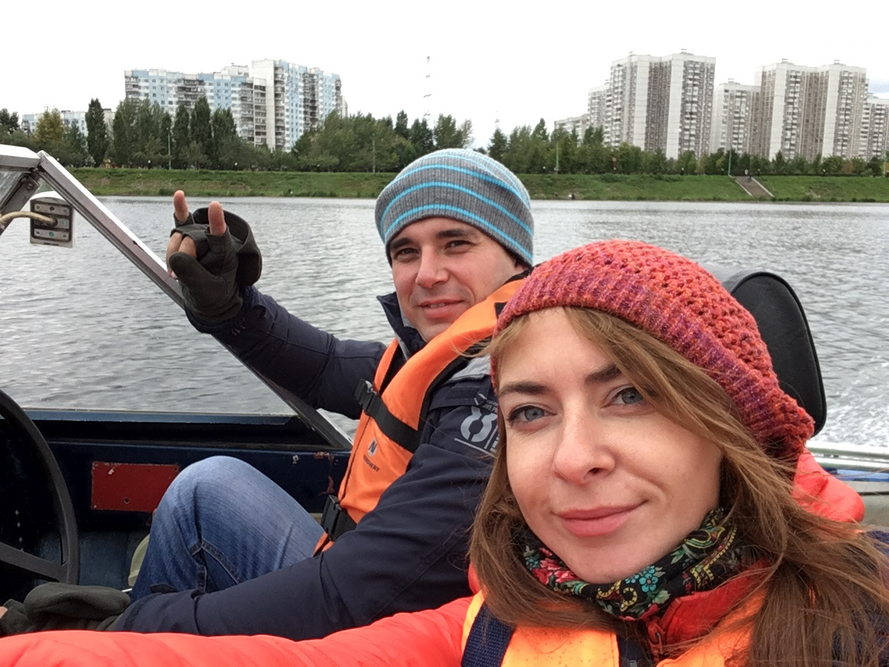 Можно ли ездить на лодке. Катание на лодке по Москве реке. Лодка по Москве. Можно ли в Москве кататься на лодке.