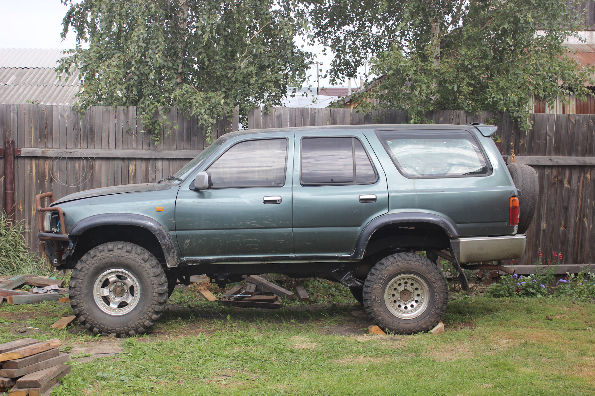 Шины toyota hilux surf. Toyota Hilux Surf на 35 колесах. Toyota Hilux 35 колеса. Hilux Surf на 35 колесах. Тойота Сурф на 35 колесах.