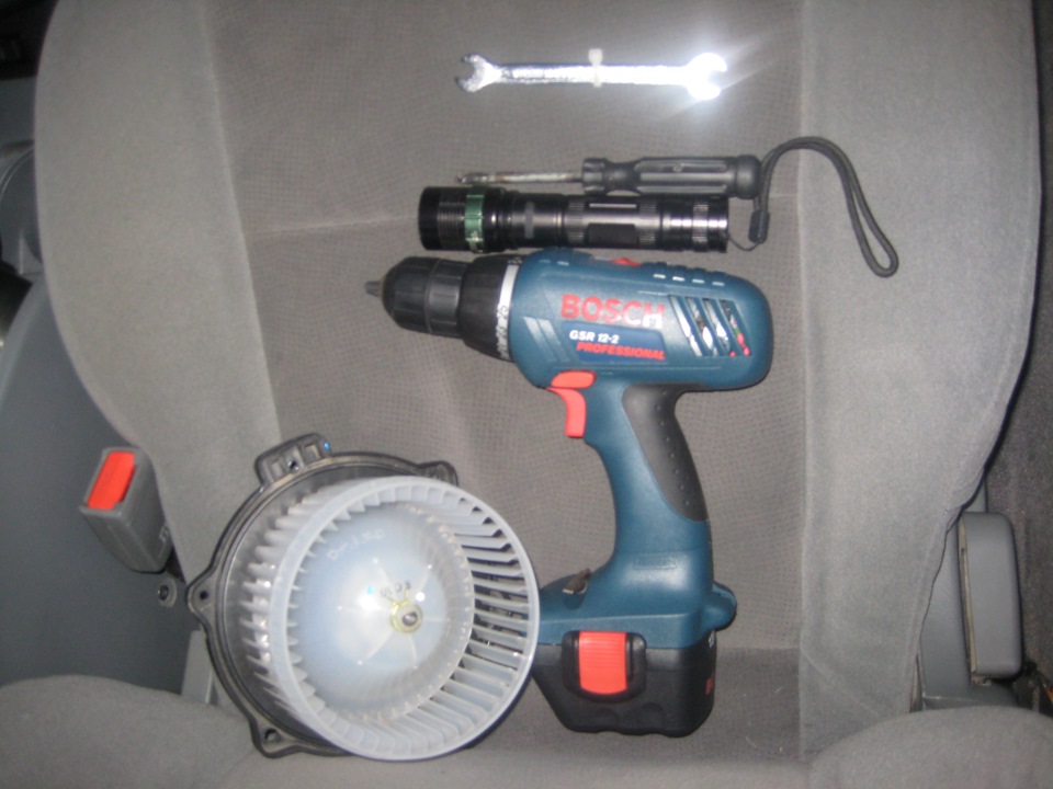 Снятие моторчика печи отопления( замена пластикового барабана ...