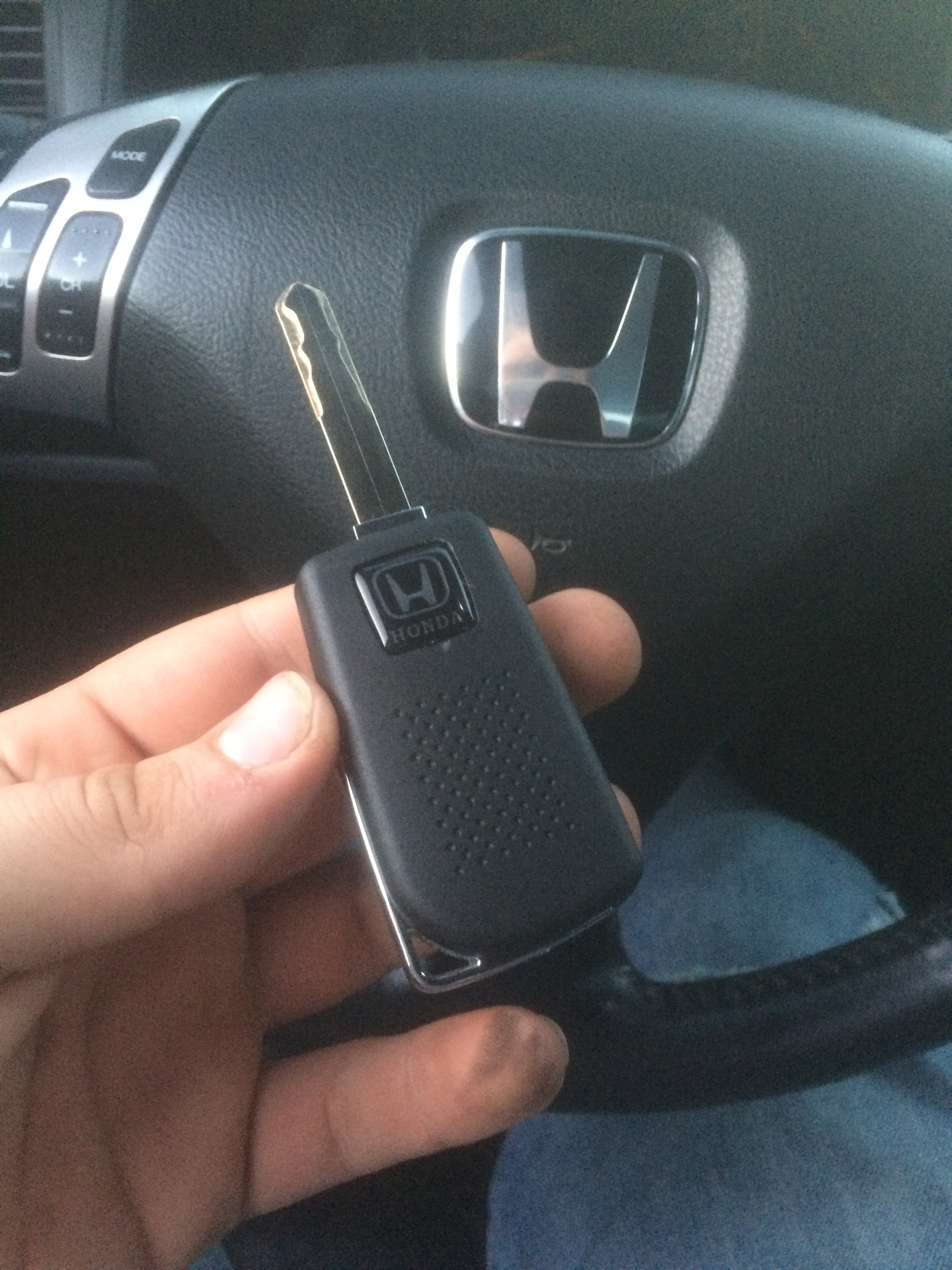 Корпус ключа хонда аккорд 8. Корпус ключа хонда. Как открыть ключами хонда аккорд. Как открыть хонду аккорд ключом. Хонда срв замена батарейки в ключе.