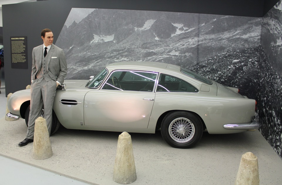 Машина дже. Aston Martin машина Джеймса Бонда. Aston Martin db5 Skyfall.