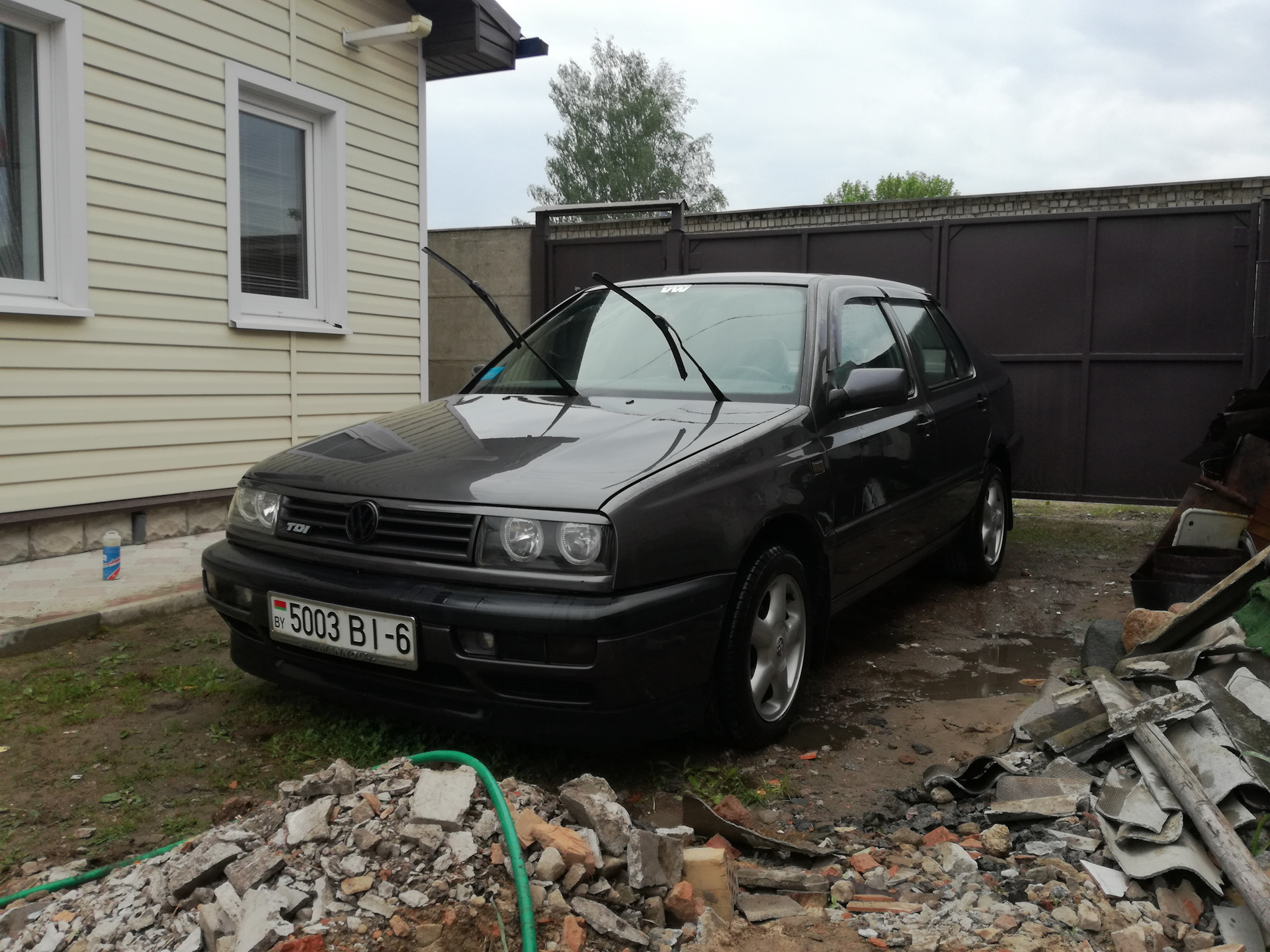 Фольксваген венто 1993. VW Vento 1993. Volkswagen Vento 1993 багажник. Volkswagen Vento 1993 серого цвета. Volkswagen Vento 1993 на линзах.