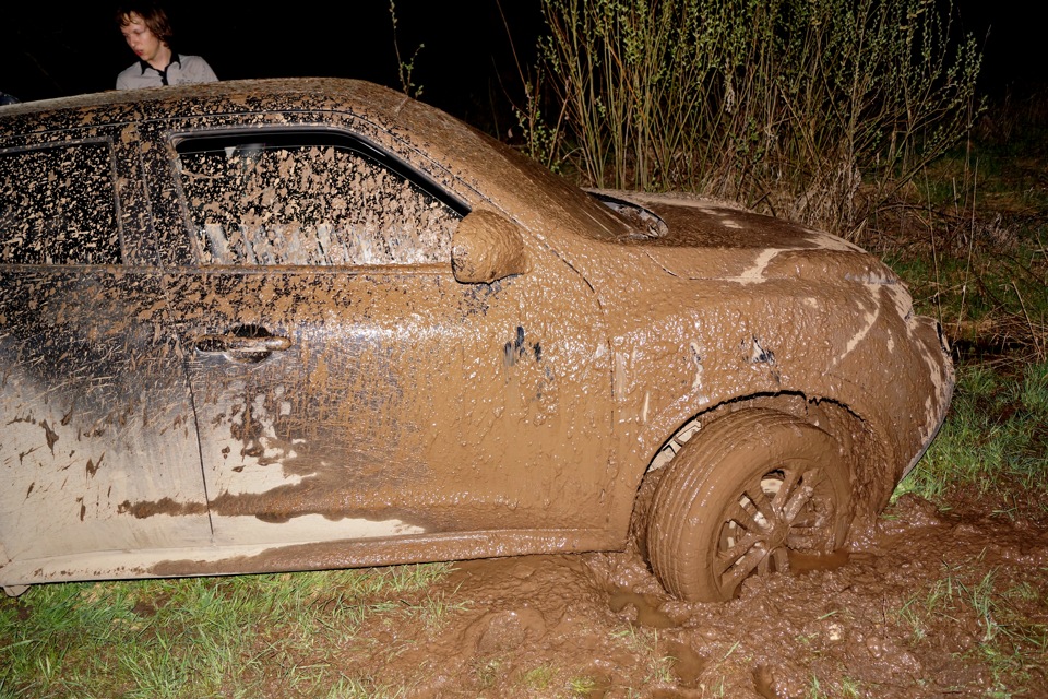 Машина в грязи. Машина радиоуправление в грязи 4х4 уаз. Вытягивание машины из грязи. Машина застряла в грязи. Машина которая в грязи.