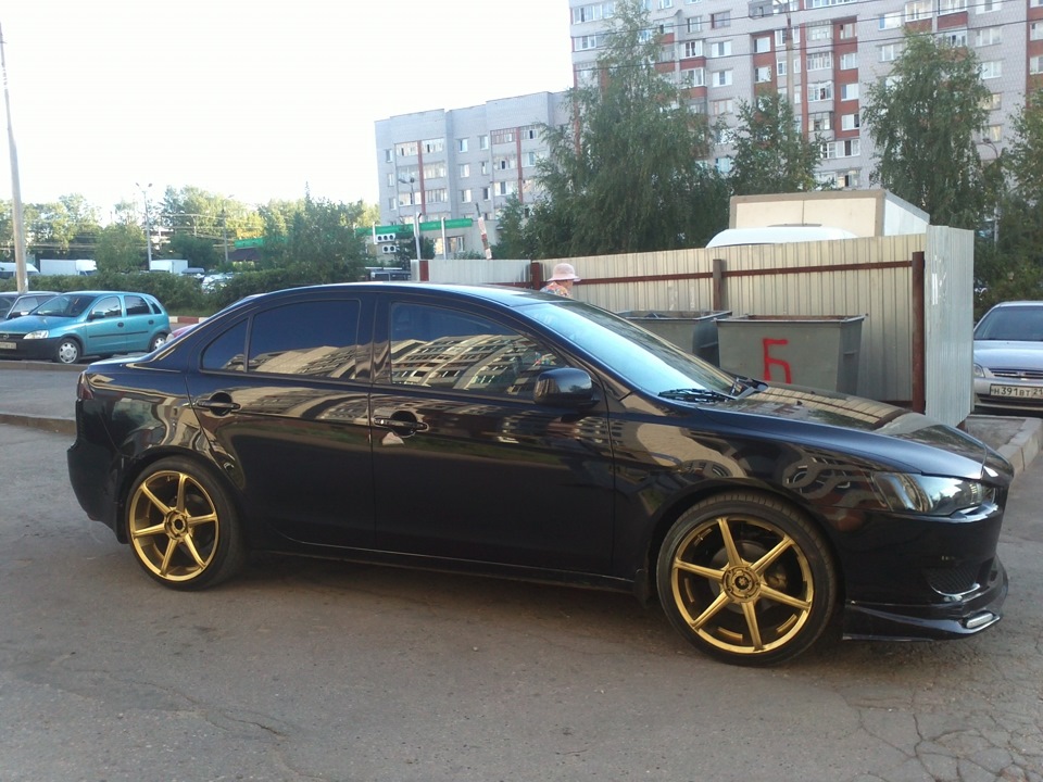 Черная e60 золотые диски