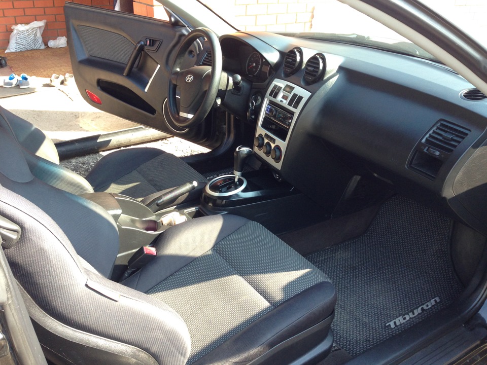 Hyundai Tiburon 2003 Interior