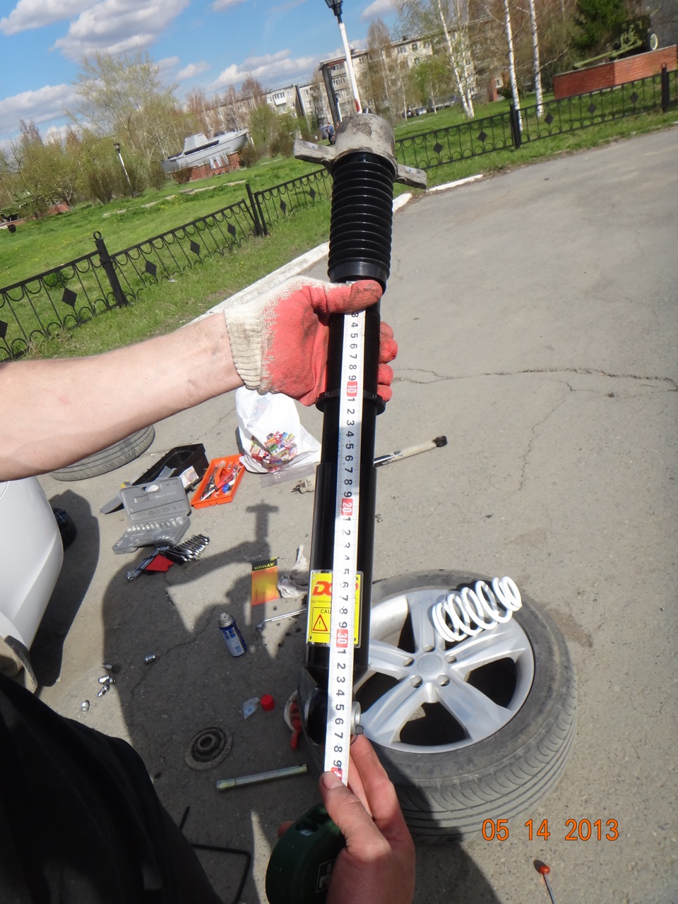 выкручиваем аморт из стакана замеряем метром чтоб аналогично выставить второй.у меня выкручен на длину 44 см.(от верхушки катриджа до низа проушины под болт) — Chevrolet Cruze (1G). Запчасти на фото: 891012