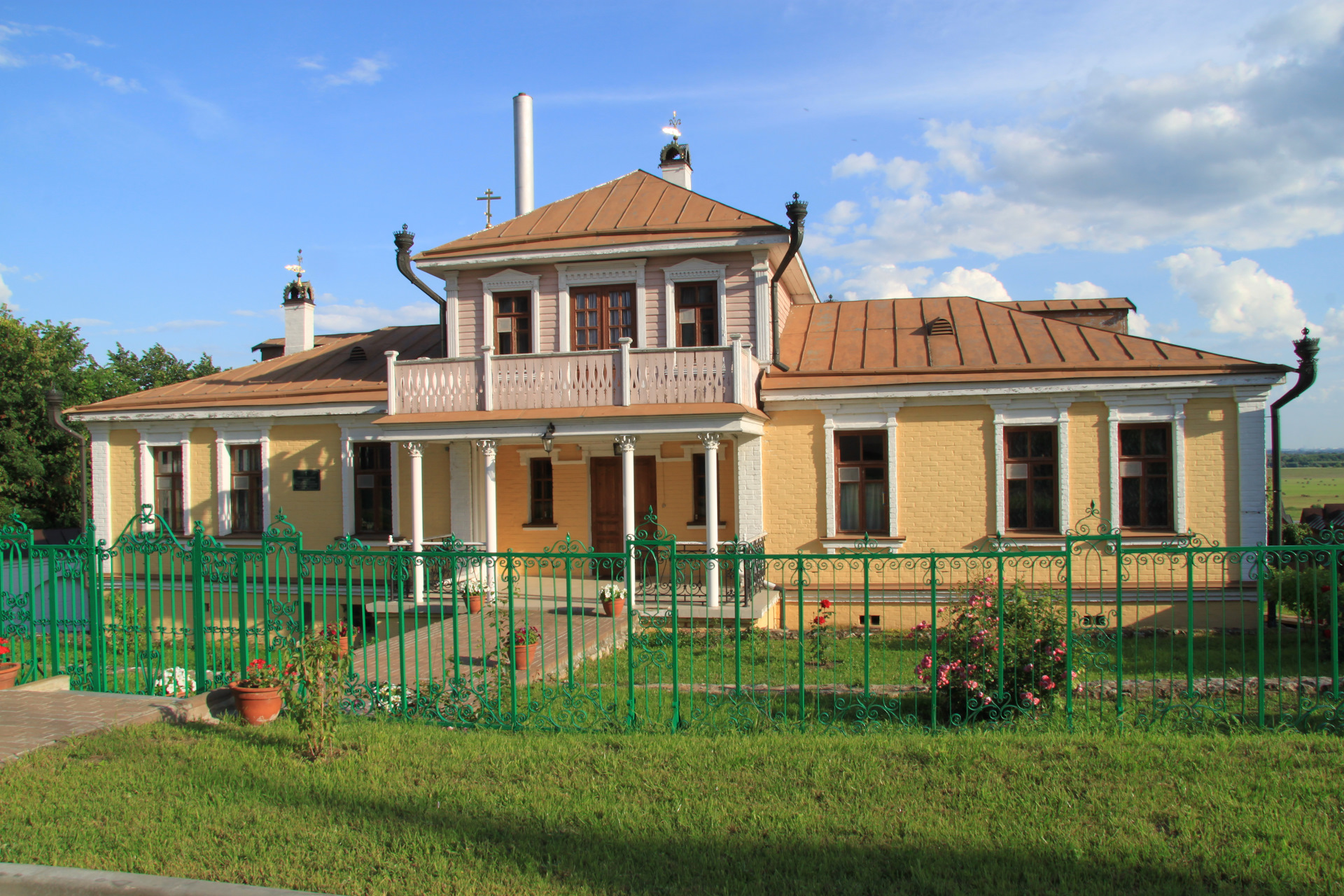 дом наместника монастыря. дом настоятеля. братские кельи мирожский монастырь. спасо-преображенский мирожский мужской монастырь псков. абалак монастырь.