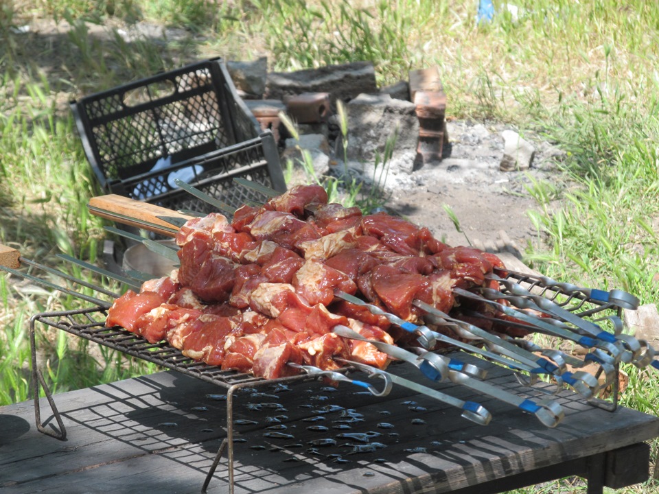 Шашлычная левый берег. Шашлычная левый берег. Казачий хутор ростов-на-дону шашлык. Шашлыки на левом берегу. Шашлык в москве.
