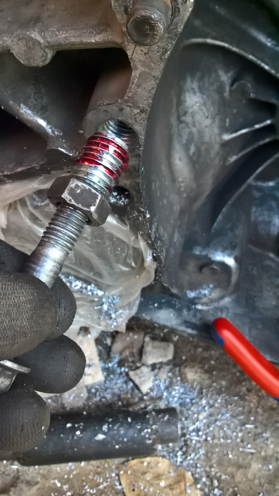 Ремонтный длинный ввертыш м10. Экстрактор для выкручивания болтов. Ввертыш в головку иж юпитер 5. Ремонтный ввертыш для свечи зажигания. Как выкрутить ввертыш.