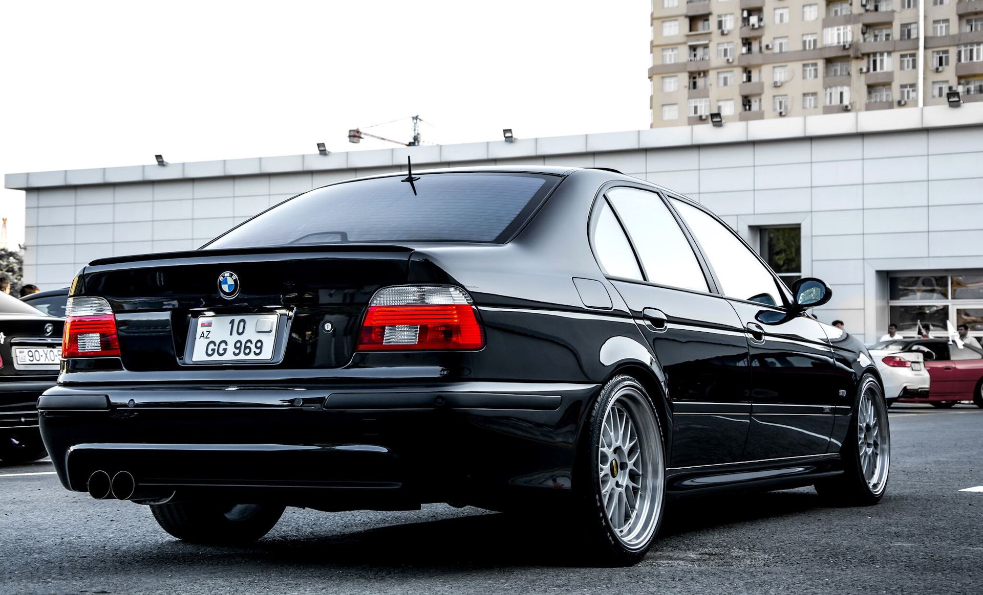 5 четвертая е. Black e39 540i. Шильдик 540i e39. BMW е39 540i черная вид к лицу. Шильдики БМВ е39 540.