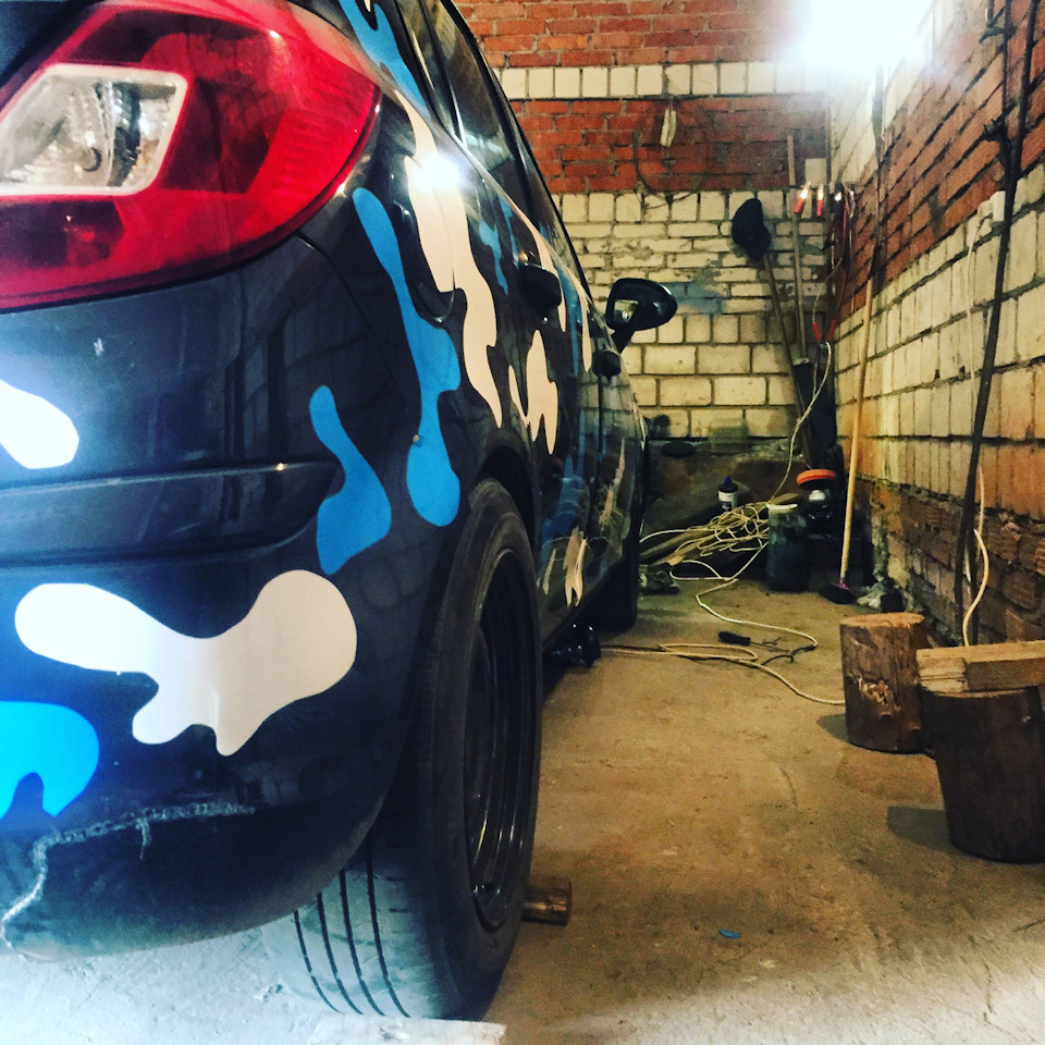 Фотка задницы — Opel Corsa D, 1 л, 2008 года | колёсные диски | DRIVE2