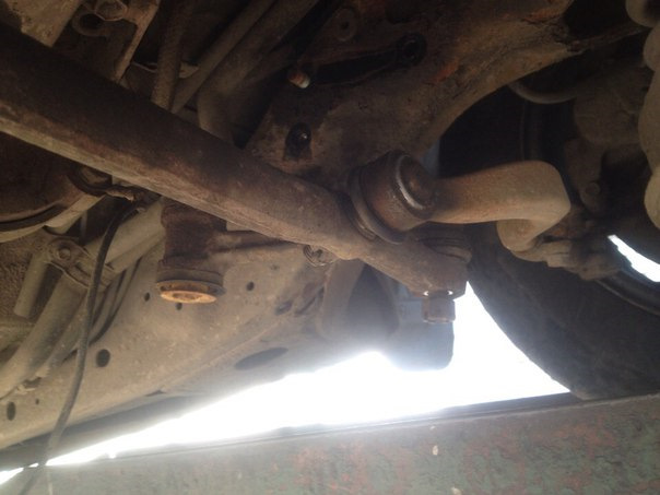 Замена втулок рулевого маятника — Toyota Crown (S140), 2,5 л, 1994 года ...