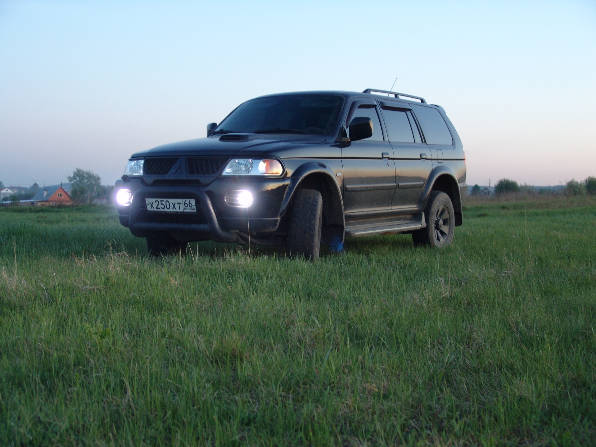 Спорт 1 поколения. Mitsubishi Pajero Sport 1 черный тонированный. Mitsubishi Pajero Sport 2006 ночь. Pajero Sport 1 тонированный. Митсубиси Паджеро спорт 1 тюнинг.