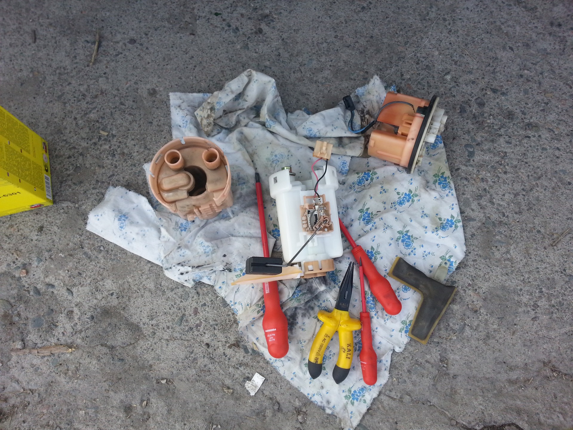 Топливный фильтр тойота ист 2005. Фильтры в тойоте ист. Топливный фильтр тойота ист 2002 года. Vitz индикатор уровня топлива toyota. Тойота ист фильтра.