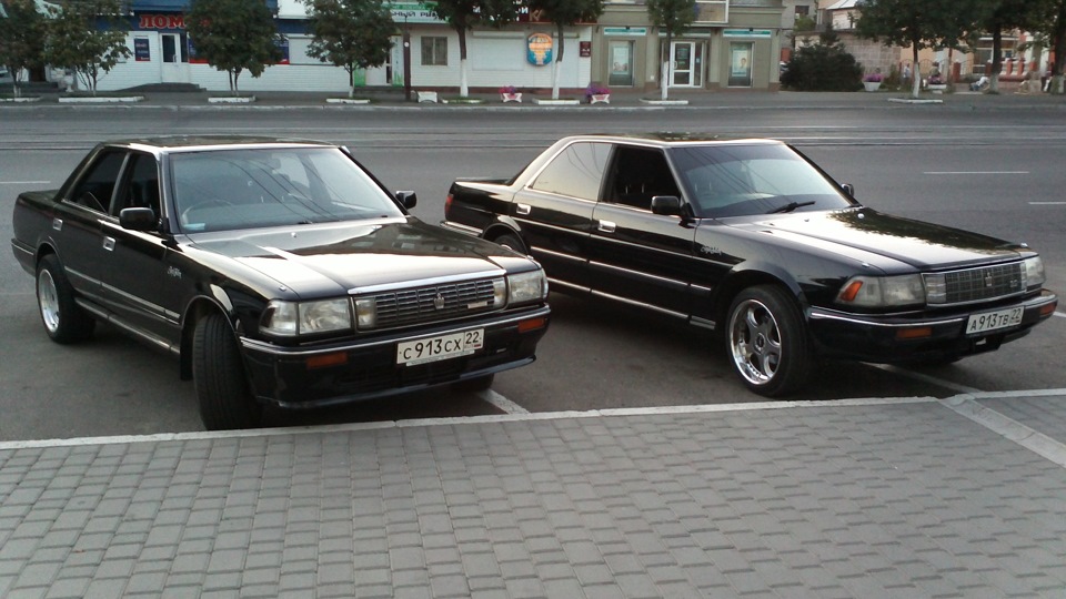 Toyota Crown черный