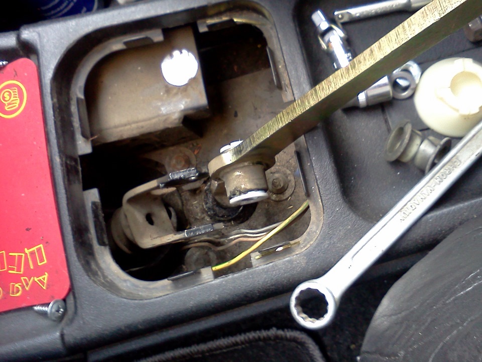 Нашел откуда влага под водительским ковриком. — Lada 2113, 1,5 л, 2006 ...