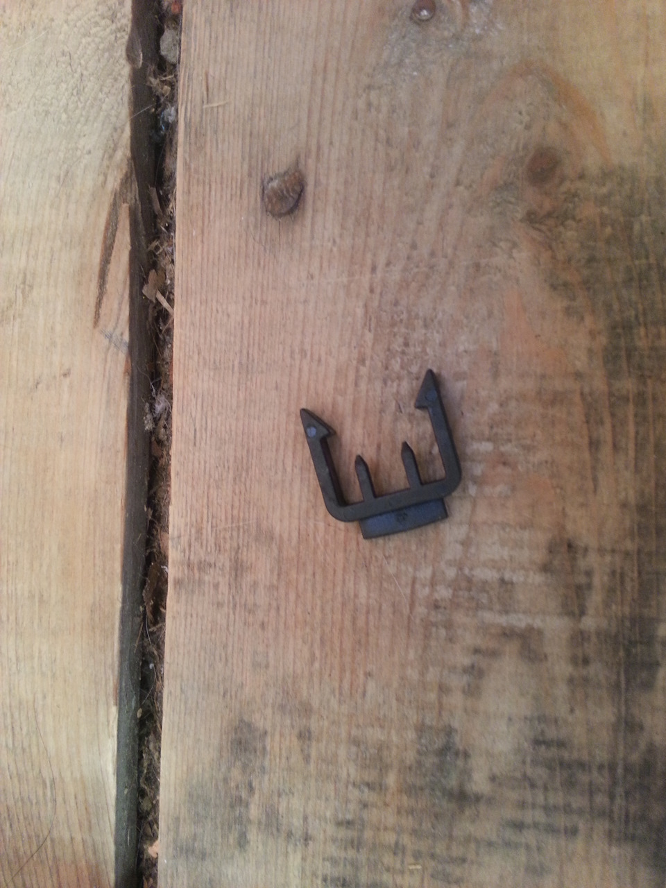 Эта штучка фиксирует наконечники проводов в крышке. — Ford Mondeo III