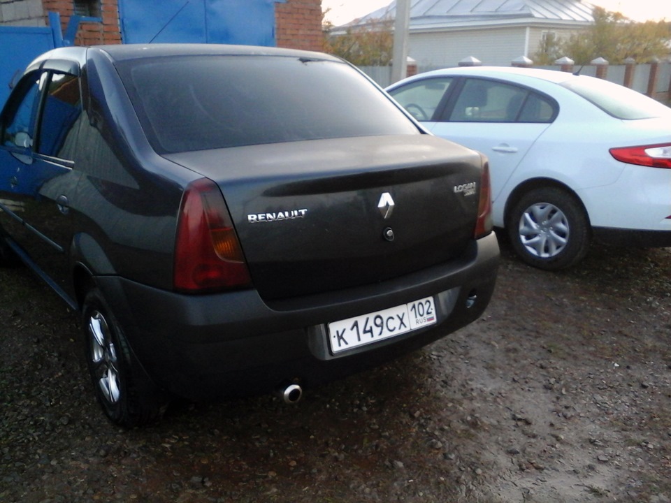 Задние фары логан 1. Renault Logan 1 тонированный. Рено Логан 1 Рестайлинг тонированный. Рено Логан 1 тонированные задние фонари. Рено Логан 1 тонировка фар.