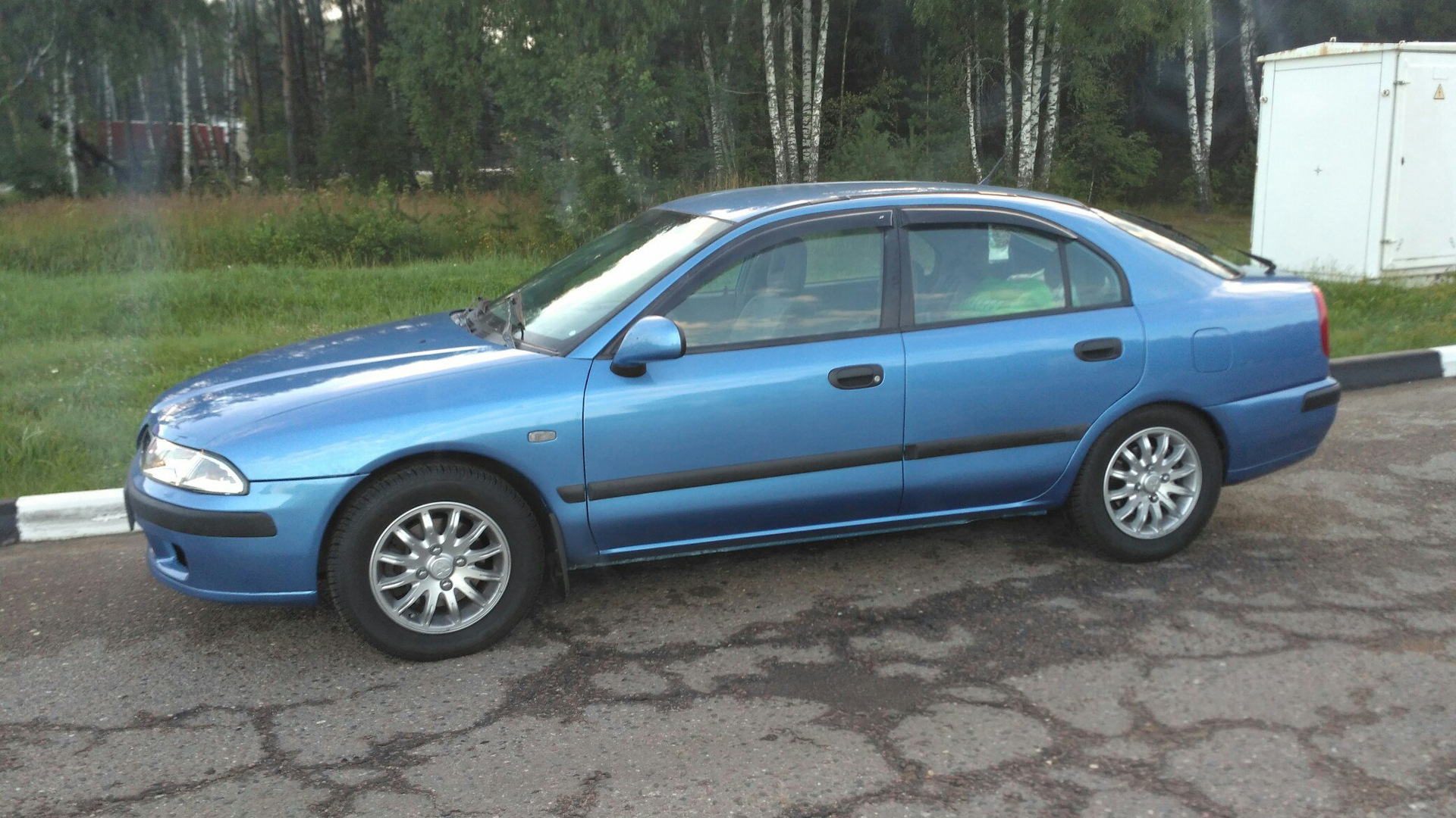 Carisma 2001. Мицубиси Каризма лифтбек. Mitsubishi Carisma 2001 года. Митсубиси Каризма хэтчбек. Каризма Митсубиси лифтбек 1997г.