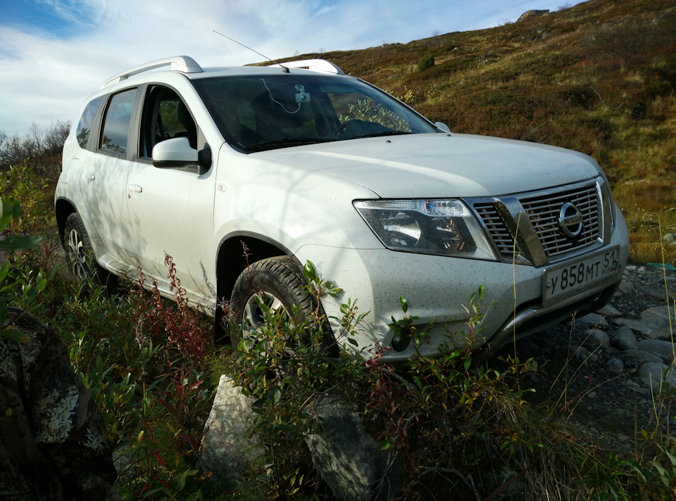 Под конец на обратном пути расслабился, объезжая трудный участок прижался к краю дороги, а камни на ней провалились, немного напрягся, но выехал! — Nissan Terrano III