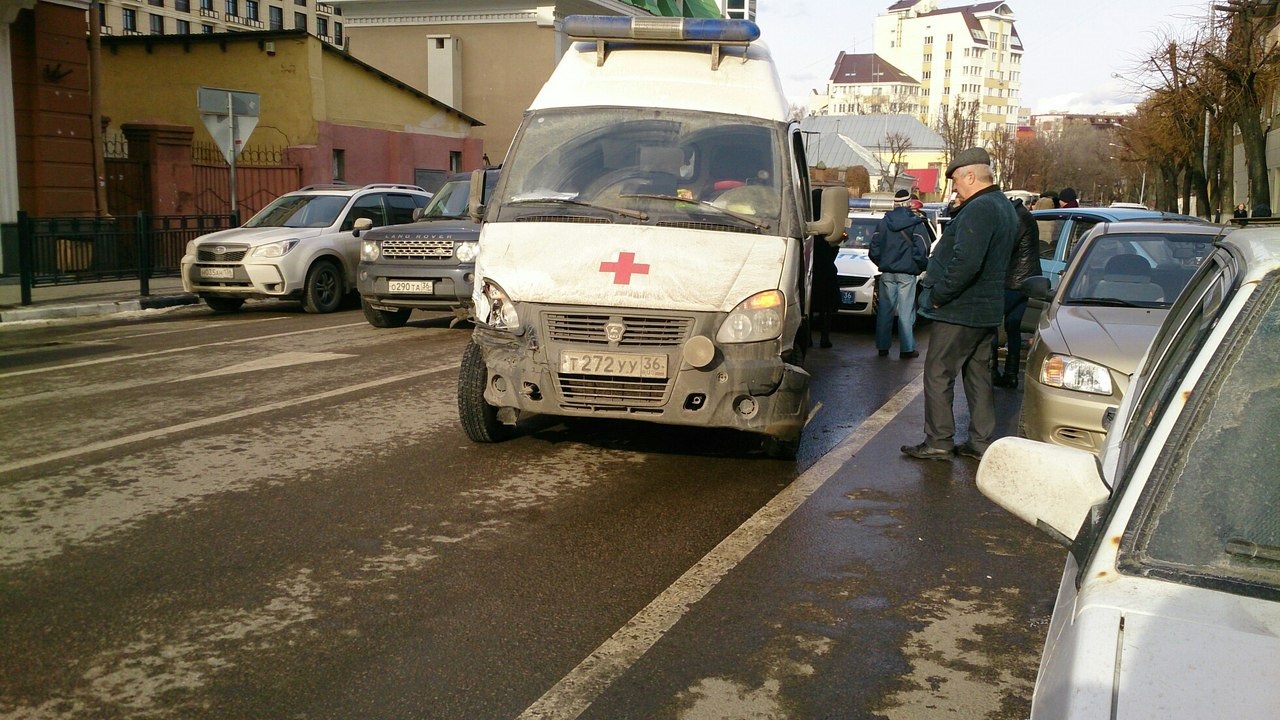 В Воронеже пьяный водитель скорой помощи повредил минимум 8 автомобилей —  Сообщество «Истории на Дорогах» на DRIVE2