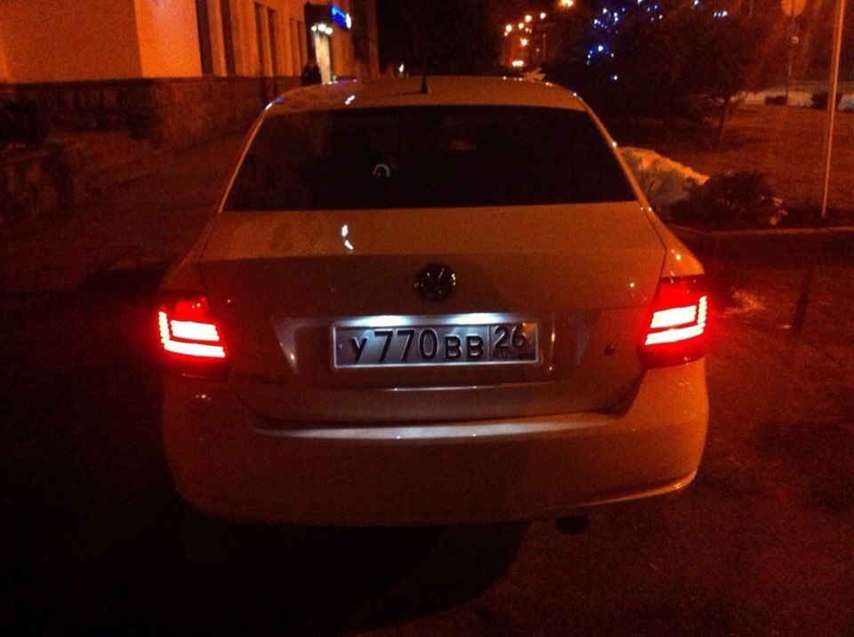 Задние фонари рестайлинг — Volkswagen Polo Sedan, 1,6 л, 2013 года ...