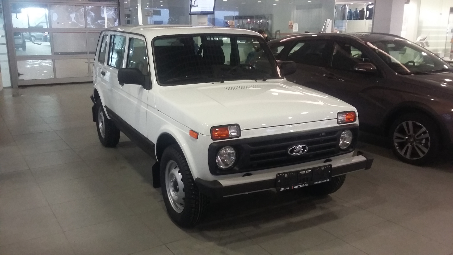 Lada 4x4 2131 белая