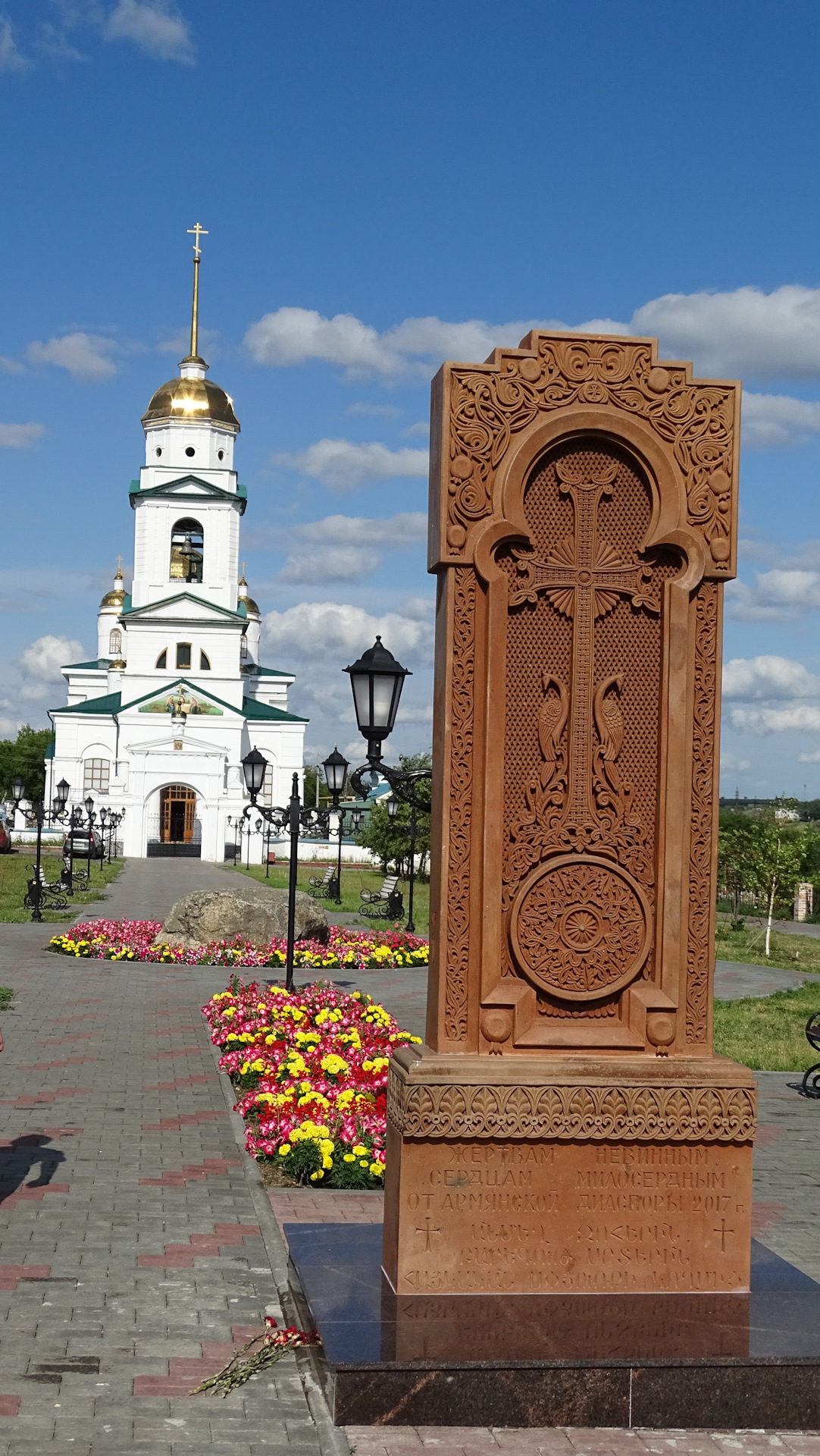 Г троицк область. Памятники г Троицка Челябинской области. Троицк Челябинская область Стелла. Достопримечательности Троицка Челябинской. Стела города Троицка Челябинской.