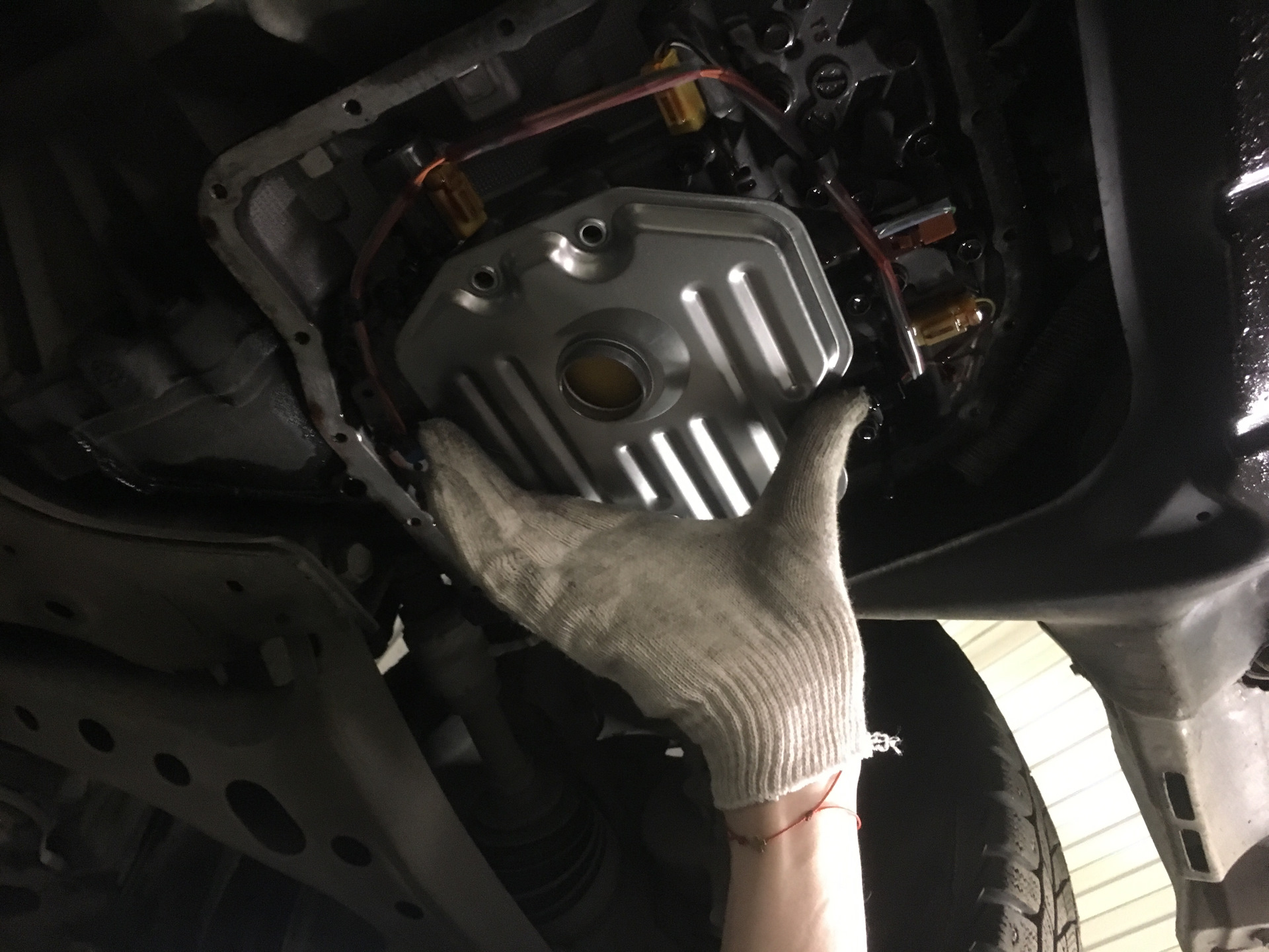 Funcargo мост. Замена масла ипсум. Замена масла ипсум. Смена масла тойота ипсум. Сливной колпак пружина на акпп акпп тойота камри.