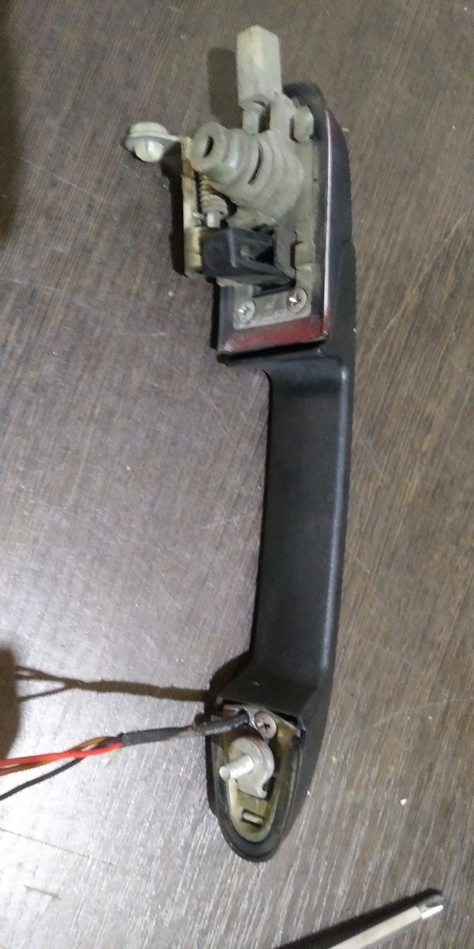 Сенсор для ручки двери автомобиля. Сенсор в ручку двери. Емкостной сенсор в ручку двери. Сенсор ручки двери. Сенсор в ручку двери.