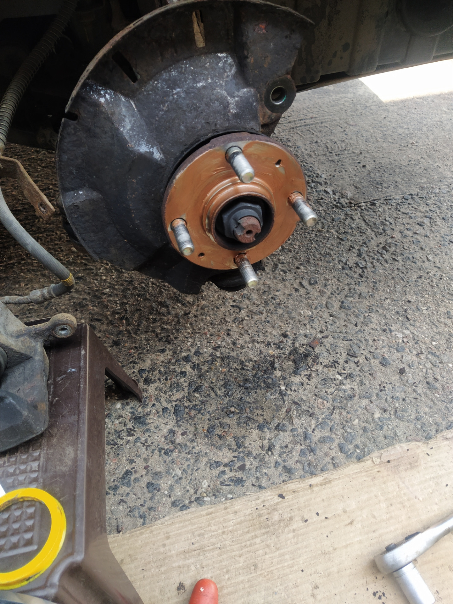 Замена передних тормозных дисков и колодок — Hyundai Accent (4G), 1,6 л ...