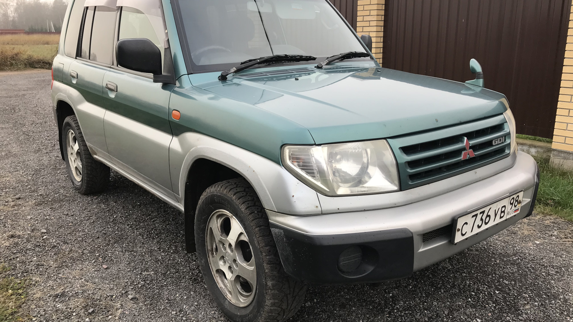 Авто ио. Mitsubishi Pajero io 1998. Митсубиси Паджеро ио 1998. Митсубиси Паджеро ио 1998 года. Mitsubishi Pajero io 1.8 at.