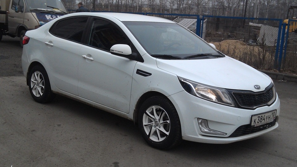 Белая Kia Rio 2011