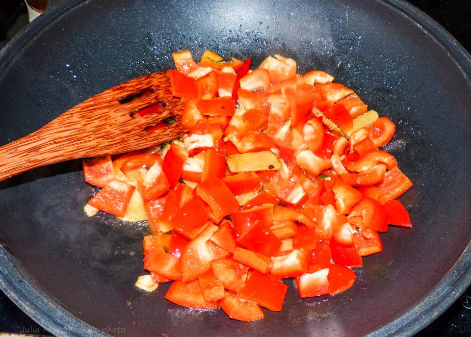 курица гунбао рецепт китайская кухня. 44b402s 960. курица гунбао рецепт китайская кухня фото. курица гунбао рецепт китайская кухня-44b402s 960. картинка курица гунбао рецепт китайская кухня. картинка 44b402s 960. На подходе восточный новый год, а я как раз освоила ну очень вкусное и несложное сычуаньское блюдо. Ему, конечно, положено быть адски острым, но я, конечно, делала не адски, а чтобы ребенок мог есть :) Считается, что блюдо получило название от титула его изобретателя, а изобрели его аж в XIX веке.