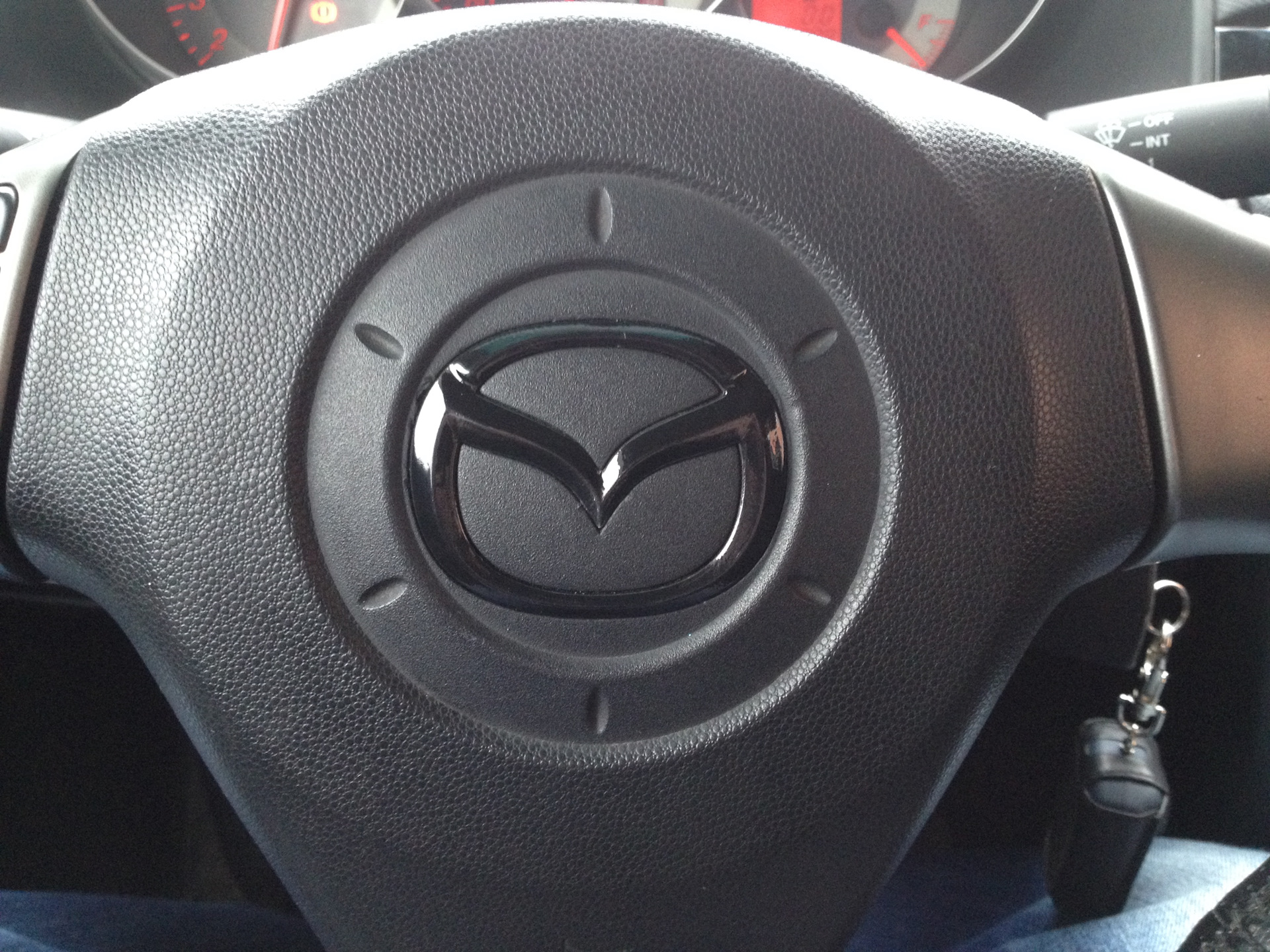 Как снять эмблему с руля мазда 3 Окрашивание значка на руле! - Mazda 3 (1G) BK, 1,6 л, 2008 года стайлинг DRIVE2