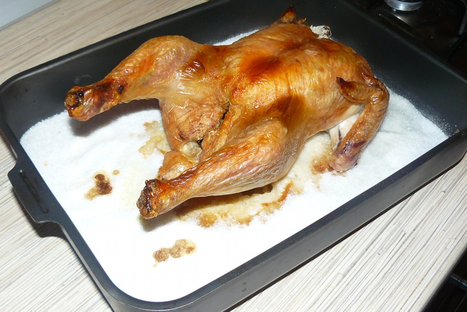 Соль на 1 кг курицы. Жареная Курочка на соли. Курица на солевой подушке в духовке.