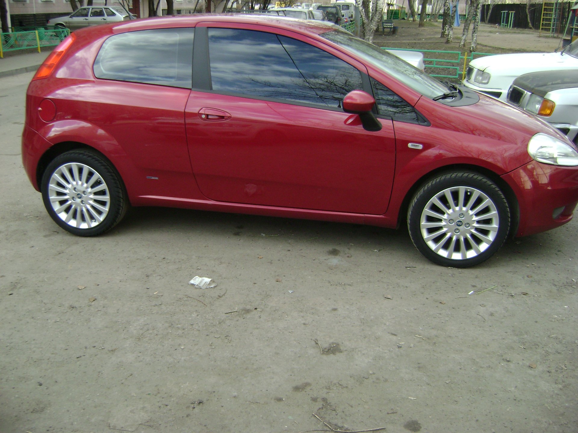 Колесо фиата. Fiat grande punto 1.4 2008. Колеса Фиат Пунто 2008. Фиат Гранде Пунто диски. Литые диски Fiat grande punto.