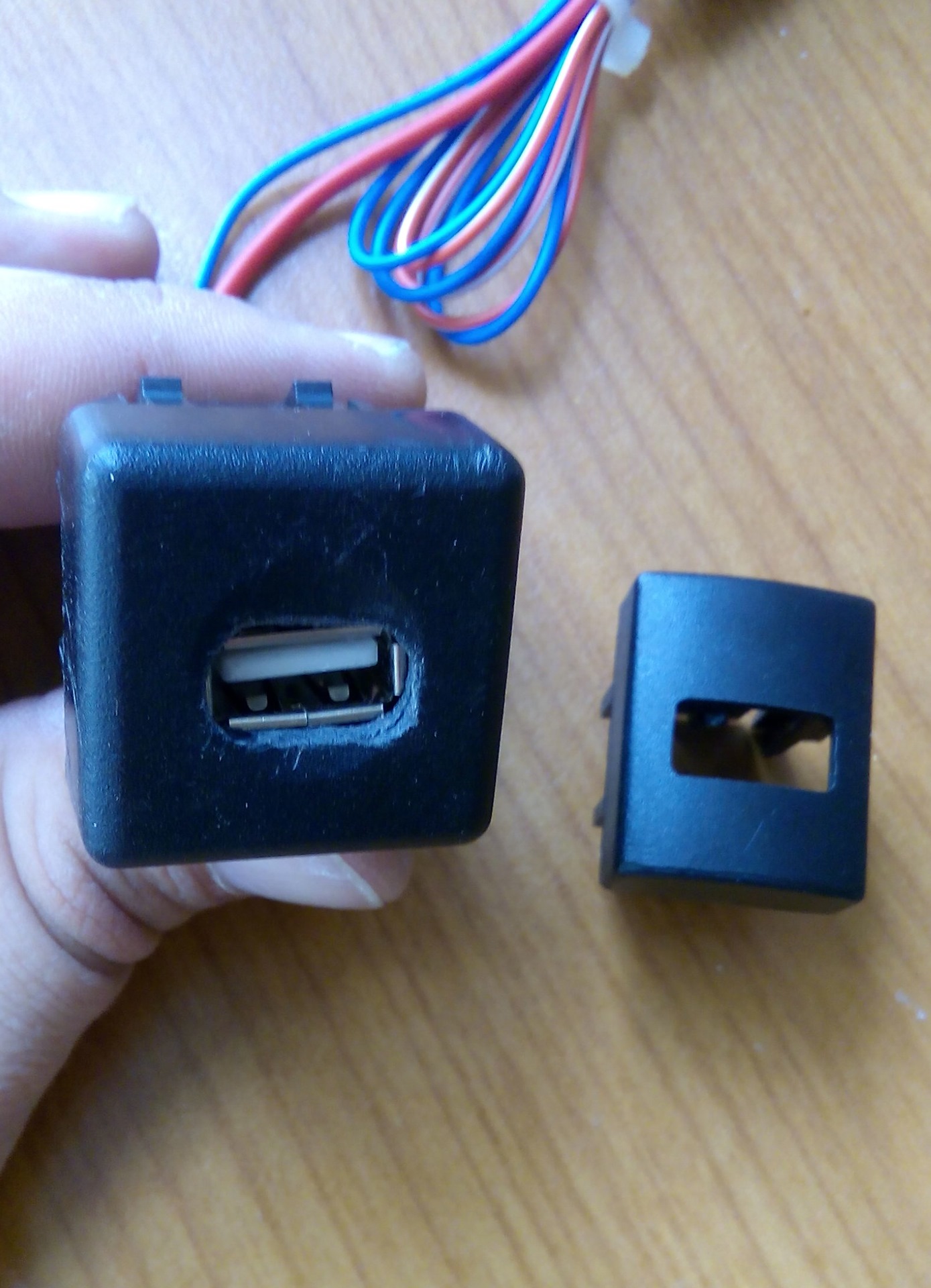Usb зарядка в заглушку ваз 2107. Usb зарядка в заглушку ваз 2107. Usb разъем для автомобиля ваз 10 с подсветкой. Usb кнопка ваз 2110. Usb кнопка ваз 2110.