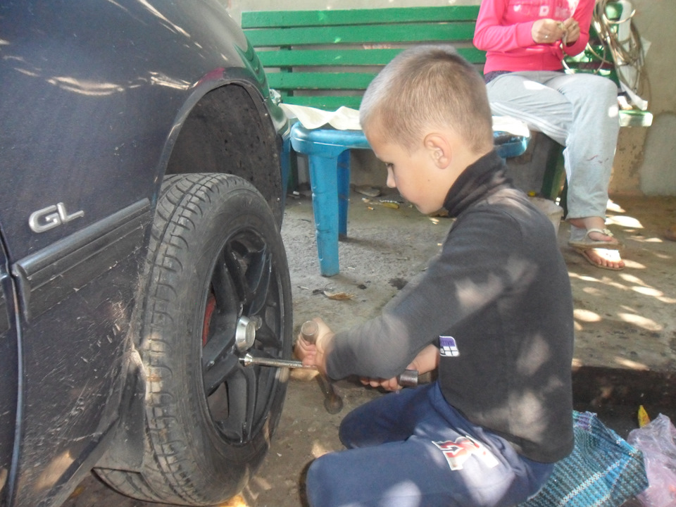 Помошник, без него ни какие роботы не проводятся)) — Daewoo Nexia (N150)