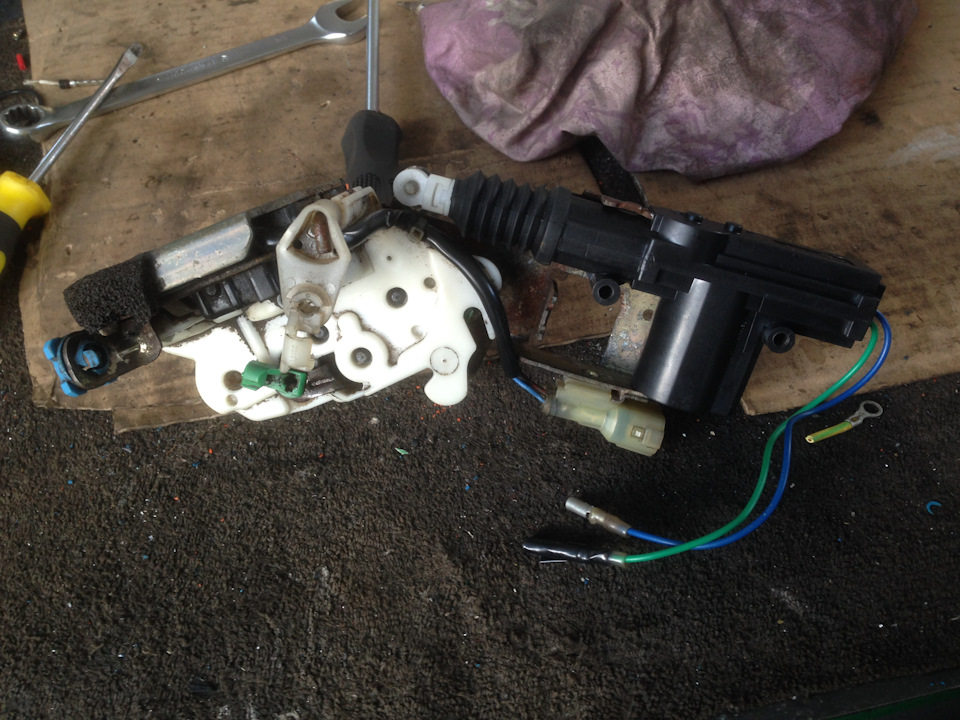 починить центральный замок. центральный замок форд мондео 3. привод центрального замка шевроле ланос. центральный замок шевроле ланос. форд мондео 4 разбор замка двери.