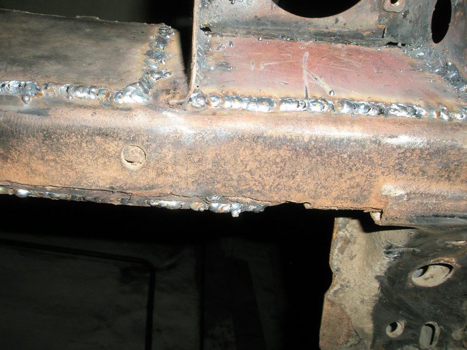 Трещина на раме грузовика. Сварка рамы внедорожника. Какими электродами варить раму. Усиление лонжеронов мтз 82. Сварка рамы камаз.